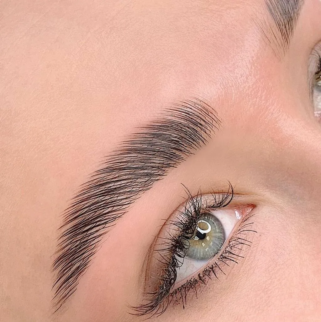 Microblading Vorher Nachher: Augenbrauen mit Form, Fülle und Präzision.