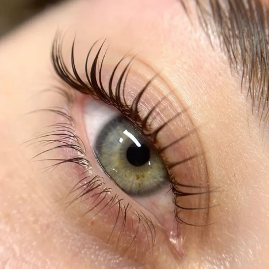 Meine Behandlungen für natürliche Augenbrauen & Wimpern