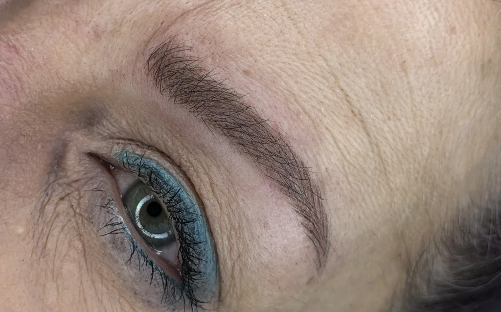 Microblading bei lückenhaften Augenbrauen