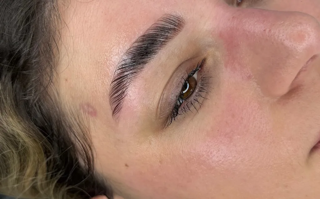 Brow Lamination bei widerspenstigen Augenbrauen