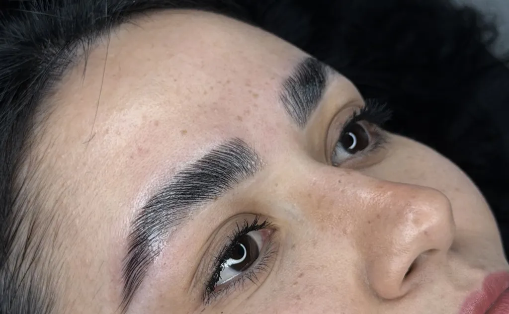 Brow Lamination für natürlich definierte Augenbrauen