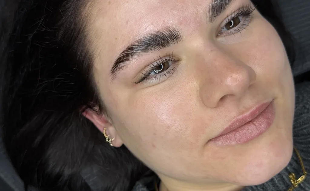 Brow Lamination für volle und natürlich geformte Augenbrauen
