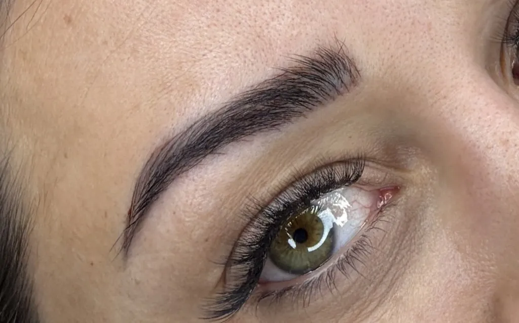 Natürliche, volle Augenbrauen mit Combo Brows