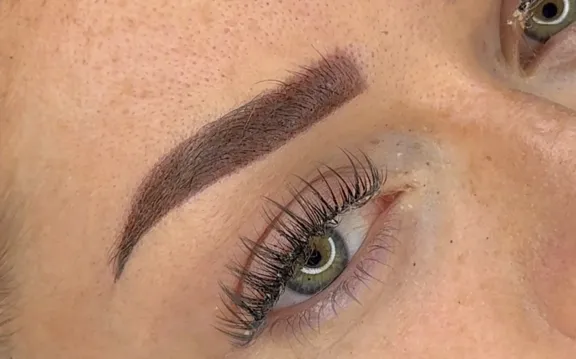 Ausdrucksstarke, gleichmäßige Augenbrauen mit Powder Brows
