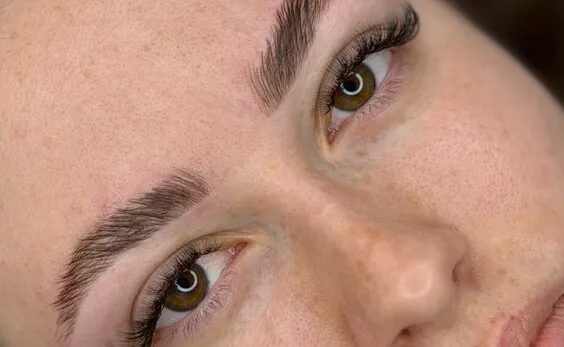 Natürlich geformte Augenbrauen ohne tägliches Styling