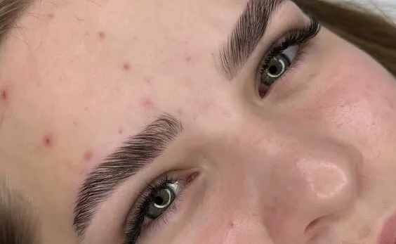 Natürlich geformte Augenbrauen ohne tägliches Styling