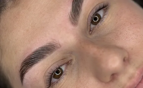 Gepflegte Augenbrauen ohne tägliches Styling